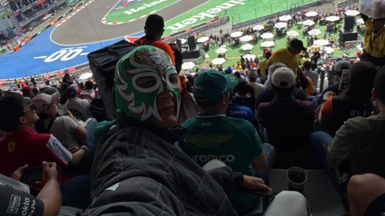 Un piloto de F1 entre el público en el GP de México Un piloto de F1 entre el público en el GP de México