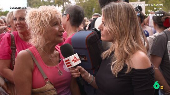 Este domingo miles de personas se han concentrado frente al Palacio de San Telmo, en Sevilla, para protestar por la gesti&oacute;n de la Junta de Andaluc&iacute;a de los cribados del c&aacute;ncer de mama. 