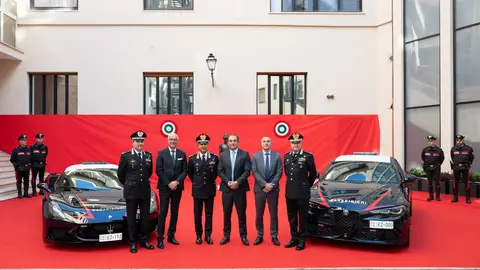 Entrega de un Maserati MC Pura y un Alfa Romeo Quadrifoglio Verde a los Carabinieri Entrega de un Maserati MC Pura y un Alfa Romeo Quadrifoglio Verde a los Carabinieri