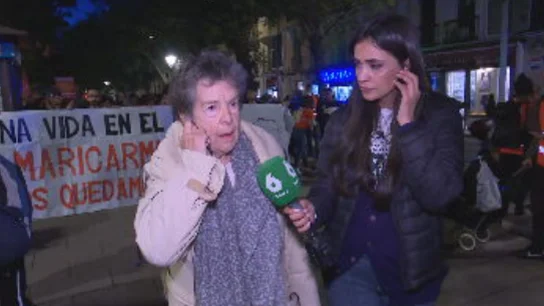 Maricarmen en la protesta contra su desahucio este lunes. Maricarmen en la protesta contra su desahucio este lunes.