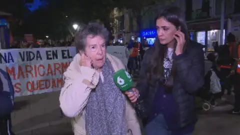 Maricarmen en la protesta contra su desahucio este lunes. Maricarmen en la protesta contra su desahucio este lunes.