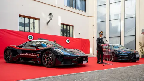 M;aserati MC Pura y Alfa Romeo Giulia Quadrifoglio Verde 'uniformados' para los Carabinieri M;aserati MC Pura y Alfa Romeo Giulia Quadrifoglio Verde 'uniformados' para los Carabinieri