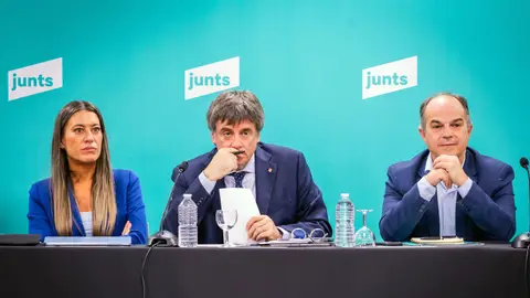 Míriam Nogueras, Carles Puigdemont y Jordi Turull, este lunes en la reunión de Junts en Perpiñán. Míriam Nogueras, Carles Puigdemont y Jordi Turull, este lunes en la reunión de Junts en Perpiñán.