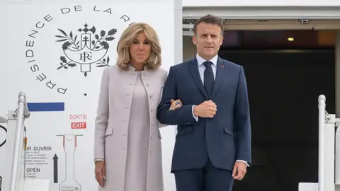 Imagen de archivo del presidente francés junto a su mujer, Brigitte Macron. Imagen de archivo del presidente francés junto a su mujer, Brigitte Macron.