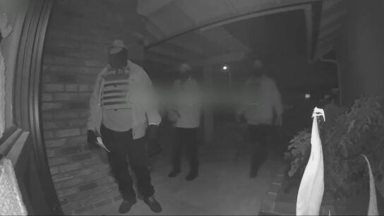 Tres ladrones se hacen pasar por agentes del FBI en California y logran entrar en una vivienda