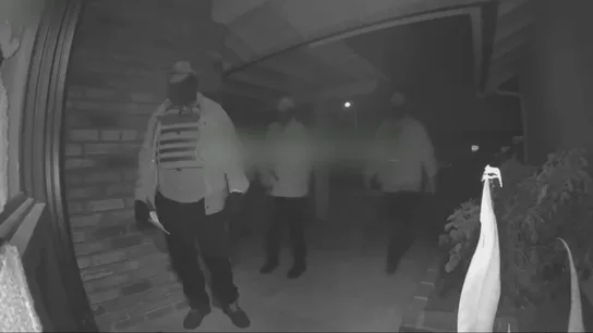 Tres ladrones se hacen pasar por agentes del FBI en California y logran entrar en una vivienda Tres ladrones se hacen pasar por agentes del FBI en California y logran entrar en una vivienda
