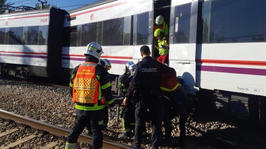 Servicios de emergencia acuden al descarrilamiento de un tren de Cercan&iacute;as en San Fernando de Henares. 