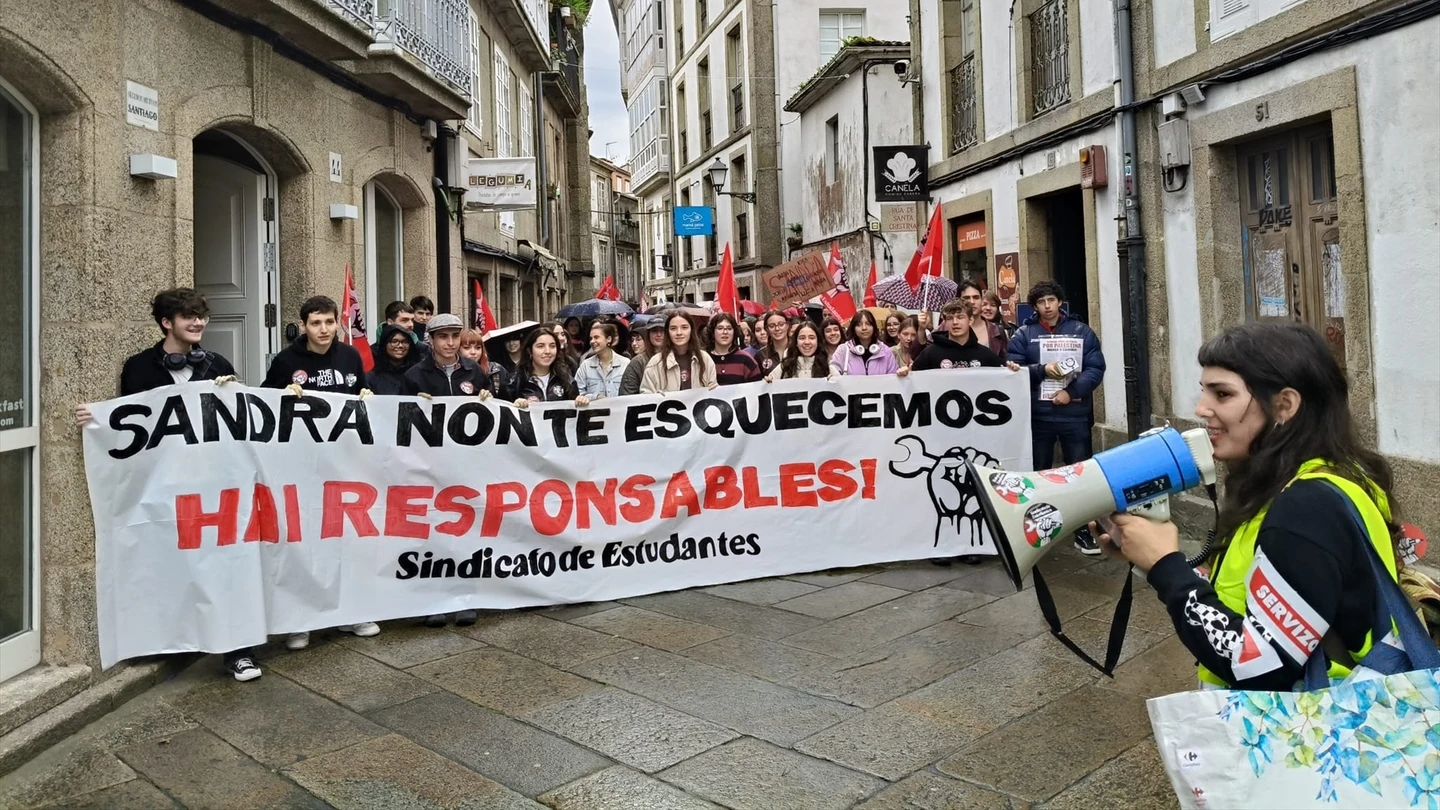 Estudiantes en huelga protestan en Santiago contra el acoso escolar el 28 de octubre de 2025. Estudiantes en huelga protestan en Santiago contra el acoso escolar el 28 de octubre de 2025.