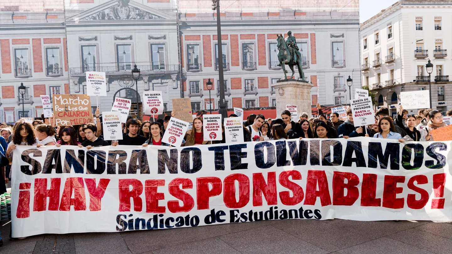 El Sindicato de Estudiantes de Madrid encabeza la manifestación contra el bullying en la Puerta del Sol tras el suicidio de Sandra Peña. El Sindicato de Estudiantes de Madrid encabeza la manifestación contra el bullying en la Puerta del Sol tras el suicidio de Sandra Peña.