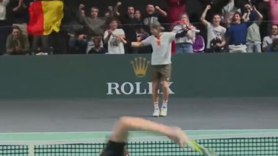 Bergs celebra 'a lo Michael Jackson' mientras su Michelsen revienta la raqueta 