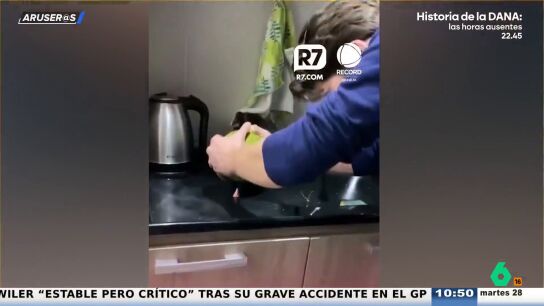 El truco para romper un coco acaba en desastre: as&iacute; destroza un joven la encimera de casa