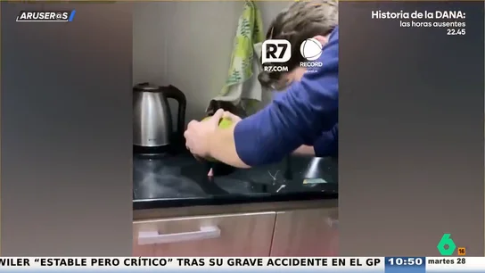 El truco para romper un coco acaba en desastre: así destroza un joven la encimera de casa El truco para romper un coco acaba en desastre: así destroza un joven la encimera de casa