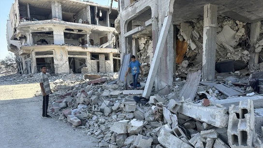 Ruinas en Jan Yunis, al sur de Gaza.  Ruinas en Jan Yunis, al sur de Gaza.