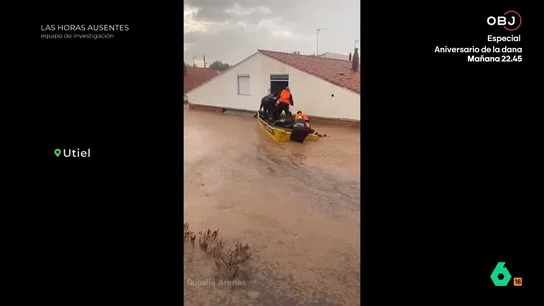 Mientras Mazón comía en El Ventorro, José Manuel rescataba a una mujer y su hija en Utiel: "Dije: 'A ver qué podemos hacer'" En este vídeo, Equipo de Investigación establece un paralelismo de dos puntos concretos el día de la DANA: la comida de Mazón en El Ventorro sin responder a la llamada de Salomé Pradas, y una Utiel que a esa hora ya estaba inundada.