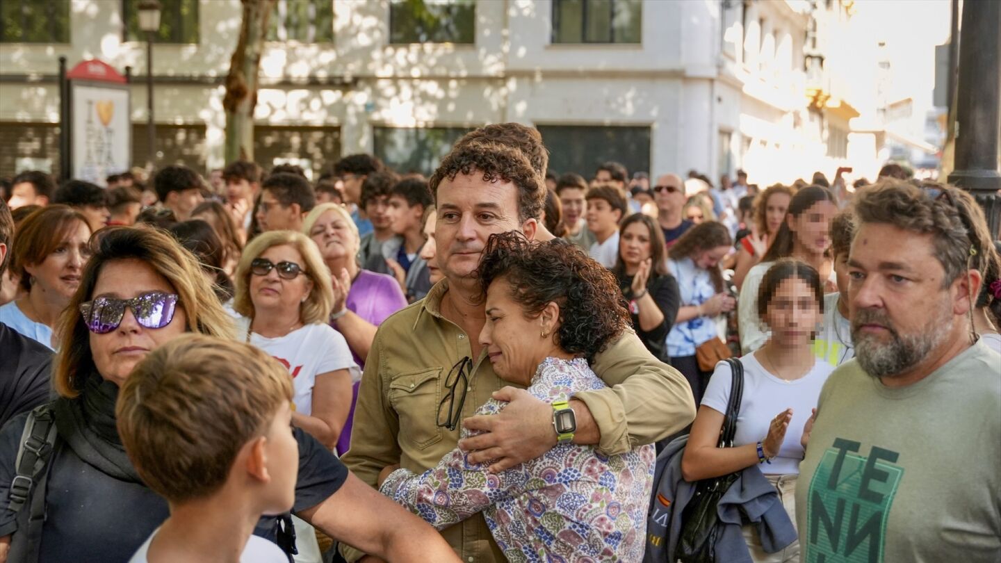Los padres de Sandra Peña en la huelga general estudiantil en solidaridad con hija, contra el bullying y los discursos de odio del 28 de octubre de 2025, en Sevilla.