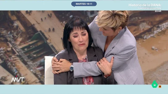 El emotivo abrazo de Cristina Pardo a Toñi García que perdió a su marido y su hija en la DANA Este miércoles se cumple un año de la fuerte riada que asoló Valencia. El marido y la hija de Toñi bajaron al garaje para sacar su vehículo, pero la fuerza del agua les sorprendió en la rampa de salida.