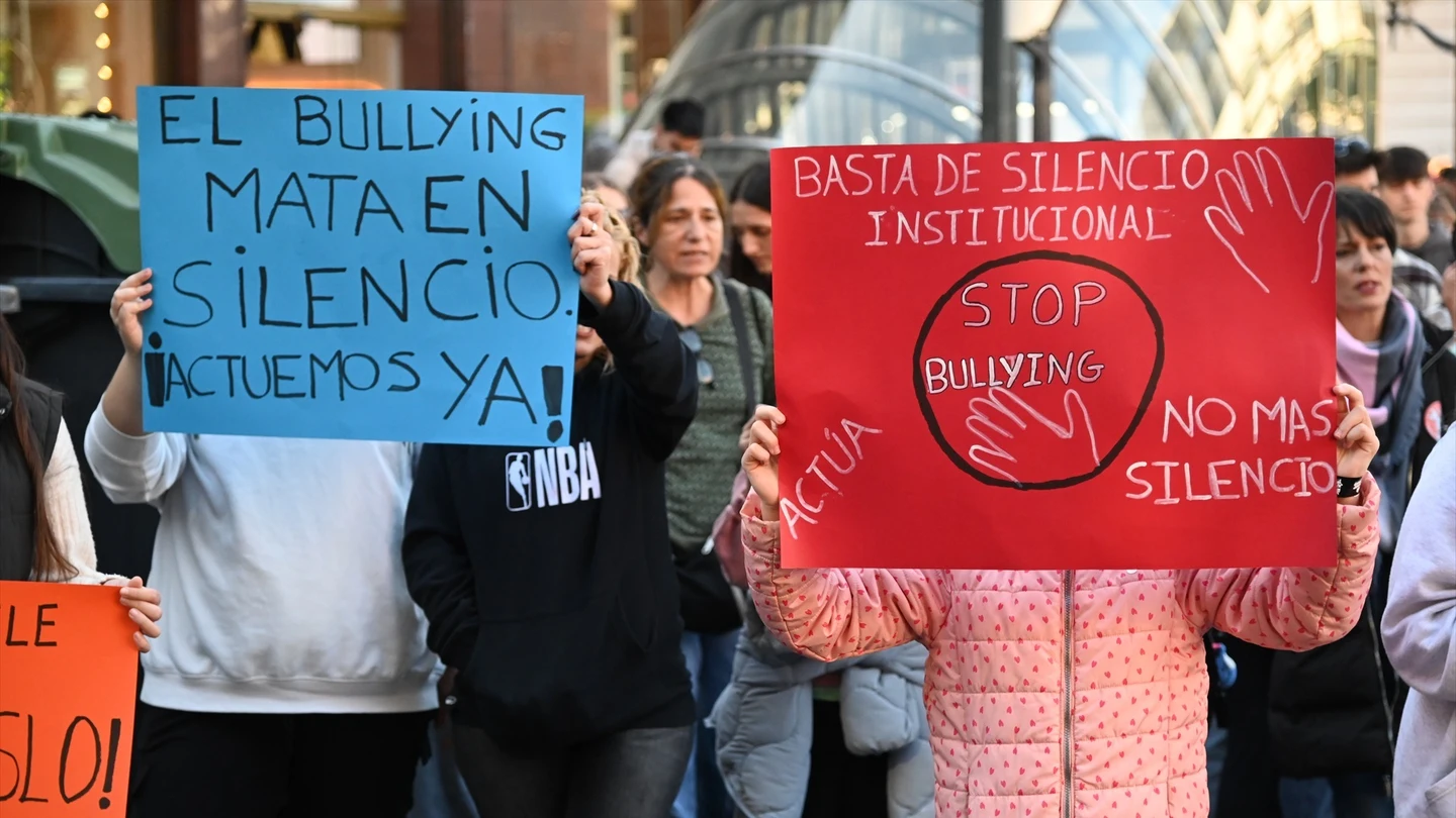 Carteles durante la manifestación estudiantil contra el bullying y los discursos de odio del 28 de octubre de 2025, en Bilbao. Dos niños sostienes carteles durante la manifestación estudiantil contra el bullying y los discursos de odio del 28 de octubre de 2025, en Bilbao.
