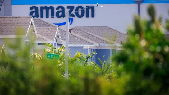 Fotografía de archivo del logo de Amazon.  Fotografía de archivo del logo de Amazon.