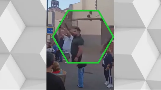Uno de los acompañantes de Abascal hace el saludo fascista en La Laguna.  Uno de los acompañantes de Abascal hace el saludo fascista en La Laguna.