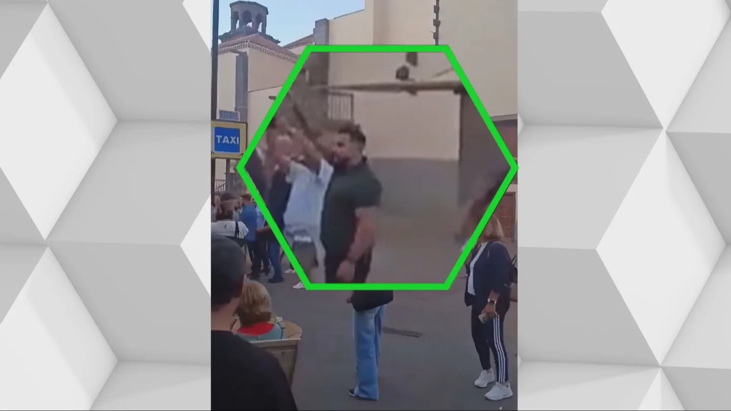Uno de los acompañantes de Abascal hace el saludo fascista en La Laguna. Uno de los acompañantes de Abascal hace el saludo fascista en La Laguna.