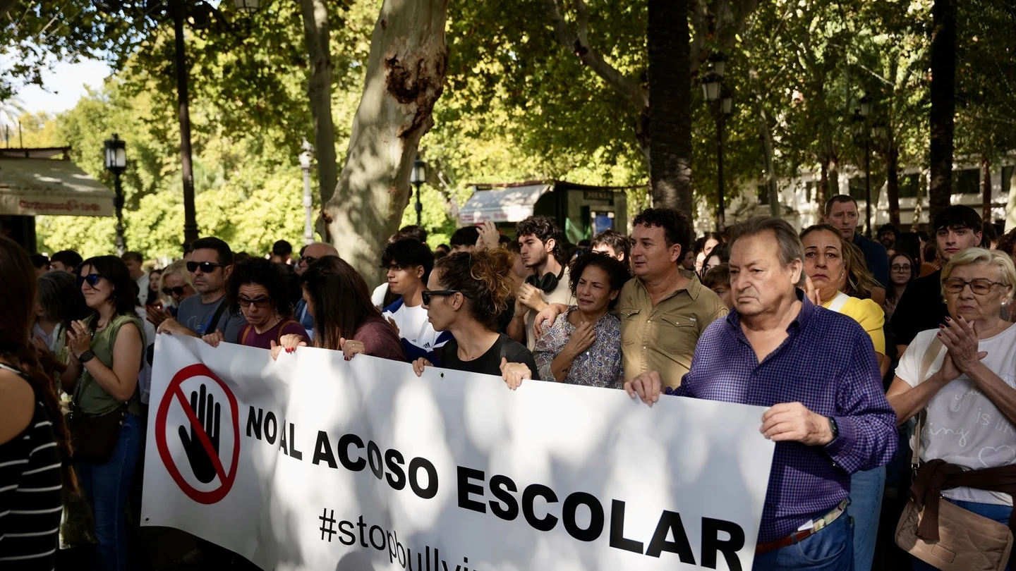 A la derecha de la imagen, los padres y el abuelo de Sandra Peña encabezan la manifestación por Sevilla este 28 de octubre. A la derecha de la imagen, los padres y el abuelo de Sandra Peña encabezan la manifestación por Sevilla este 28 de octubre.