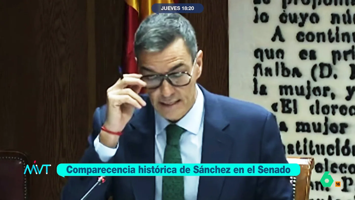 Iñaki López, irónico: "Feijóo se quita las gafas y se las pone Sánchez, no hay pacto ni en eso" Iñaki López reacciona en este vídeo a los momentos más surrealistas de la comparecencia de Pedro Sánchez en el Senado, donde las 'coprotagonistas' han sido las gafas que lucía el presidente del Gobierno.