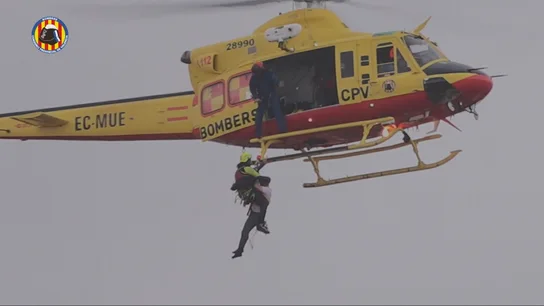 La tragedia desde el aire: así se vivieron los primeros rescates en helicóptero el día después de la DANA La tragedia desde el aire: así se vivieron los primeros rescates en helicóptero el día después de la DANA