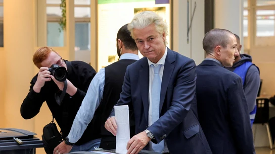 Geert Wilders, líder de la ultraderecha de Países Bajos, vota durante las elecciones de este 29 de octubre.  Geert Wilders, líder de la ultraderecha de Países Bajos, vota durante las elecciones de este 29 de octubre.