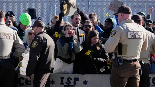 Manifestantes se reúnen frente a un centro de procesamiento del ICE en Broadview, Illinois, un suburbio de Chicago Manifestantes se reúnen frente a un centro de procesamiento del ICE en Broadview, Illinois, un suburbio de Chicago