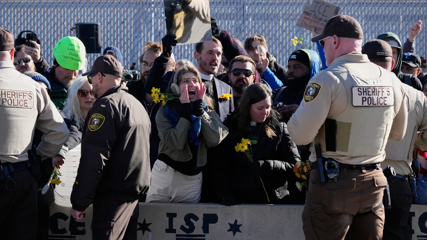 Manifestantes se reúnen frente a un centro de procesamiento del ICE en Broadview, Illinois, un suburbio de Chicago Manifestantes se reúnen frente a un centro de procesamiento del ICE en Broadview, Illinois, un suburbio de Chicago