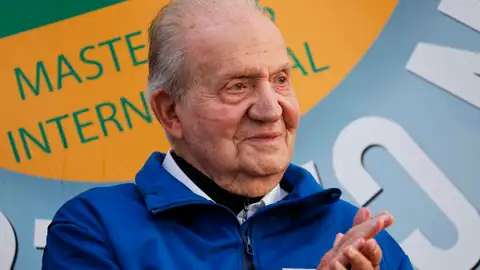 Imagen de archivo de Juan Carlos durante la entrega de premios de una regata. Imagen de archivo de Juan Carlos durante la entrega de premios de una regata.
