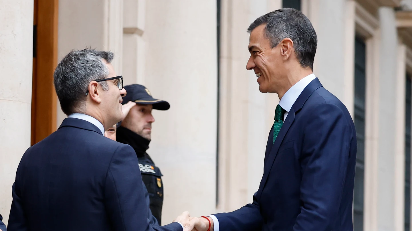 Félix Bolaños saluda a Pedro Sánchez a su llegada al Senado para comparecer en la comisión de investigación por el caso Koldo Félix Bolaños saluda a Pedro Sánchez a su llegada al Senado para comparecer en la comisión de investigación por el caso Koldo