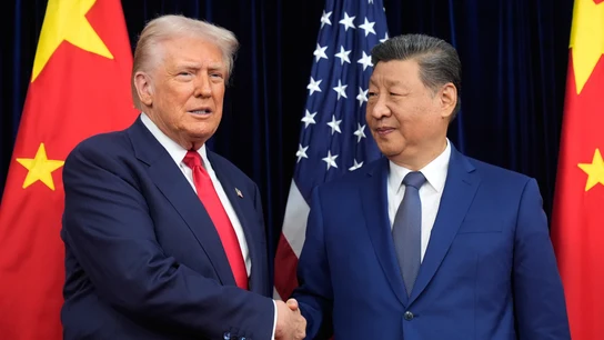 Donald Trump y Xi Jinping se dan la mano durante su cumbre en Corea del Sur Donald Trump y Xi Jinping se dan la mano durante su cumbre en Corea del Sur