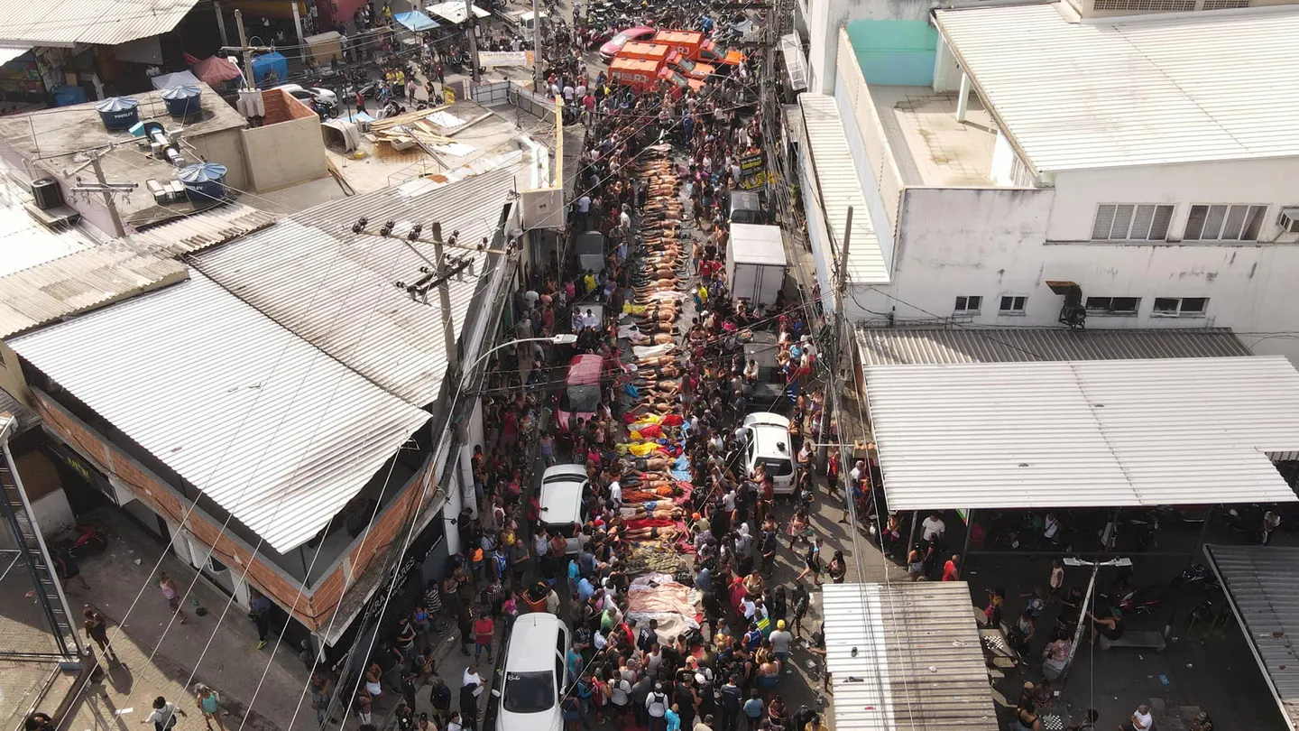 Disparos, miedo y una masacre: las imágenes de la redada más mortífera de Río de Janeiro Calle de Río de Janeiro donde se han apilado los cadáveres de la redada