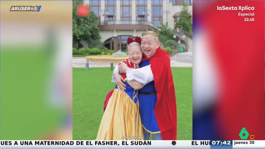 Una pareja de ancianos visita cada a&ntilde;o Disneyland vestidos como personajes del parque: "Nos hace sentir j&oacute;venes"