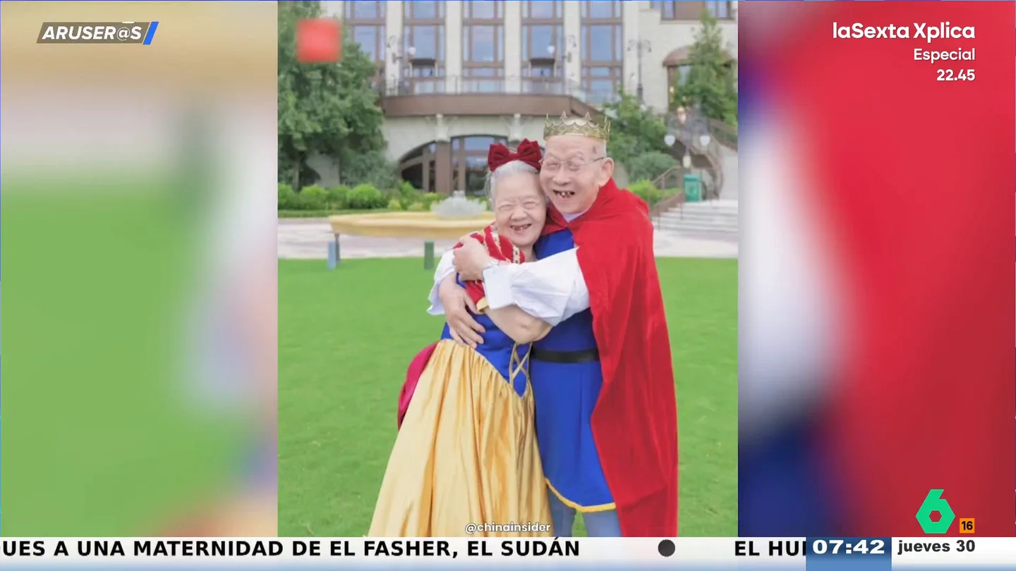 Una pareja de ancianos visita cada año Disneyland vestidos como personajes del parque: "Nos hace sentir jóvenes" Una pareja de ancianos visita cada año Disneyland vestidos como personajes del parque: "Nos hace sentir jóvenes"