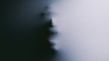 Figura aterradora bajo una sábana Figura aterradora bajo una sábana