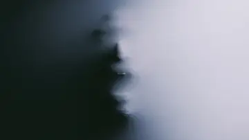 Figura aterradora bajo una sábana Figura aterradora bajo una sábana