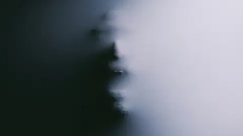 Figura aterradora bajo una sábana Figura aterradora bajo una sábana