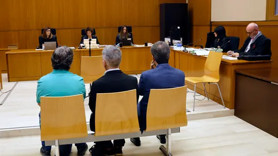 Imagen del juicio contra los tres tuiteros en el banquillo de la Audiencia de Barcelona Imagen del juicio contra los tres tuiteros en el banquillo de la Audiencia de Barcelona