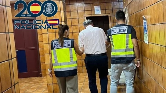 Dos agentes de la Policía Nacional tras detener al médico de Telde por presunta agresión sexual. Dos agentes de la Policía Nacional tras detener al médico de Telde por presunta agresión sexual.