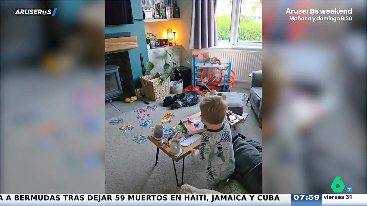 El tierno gesto de un padre al hacer creer a su hijo que tiene poderes mágicos El tierno gesto de un padre al hacer creer a su hijo que tiene poderes mágicos