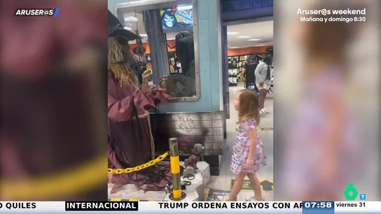 El viral susto de una niña con la terrorífica decoración de Halloween que "cobra vida" de una tienda El viral susto de una niña con la terrorífica decoración de Halloween que "cobra vida" de una tienda