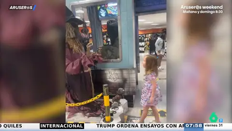El viral susto de una niña con la terrorífica decoración de Halloween que "cobra vida" de una tienda El viral susto de una niña con la terrorífica decoración de Halloween que "cobra vida" de una tienda