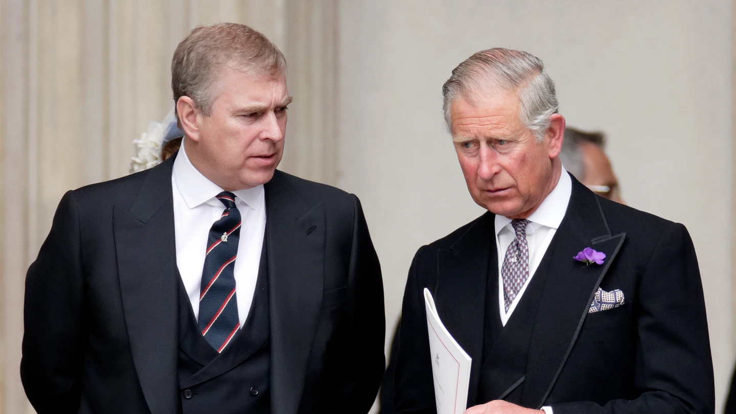 El príncipe Andrés y el rey Carlos III de Inglaterra. El príncipe Andrés y el rey Carlos III de Inglaterra.