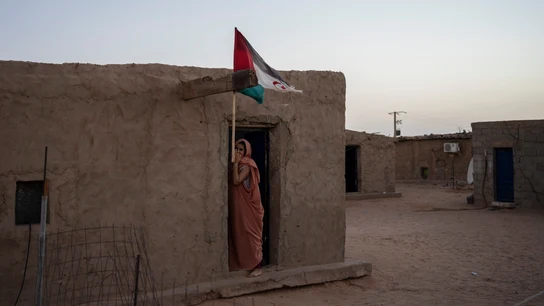 Una refugiada saharaui ante su vivienda en el campo de refugiados de Bujdur, en Argelia. Una refugiada saharaui ante su vivienda en el campo de refugiados de Bujdur, en Argelia.