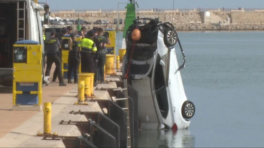 Cuatro migrantes se convierten en héroes tras salvar a una conductora borracha y drogada de morir ahogada en el puerto de Gandía Cuatro migrantes se convierten en héroes tras salvar a una conductora borracha y drogada de morir ahogada en el puerto de Gandía