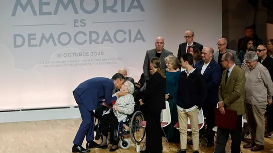 El presidente del Gobierno, Pedro Sánchez, saluda a María Luisa Ramos durante el acto de homenaje a las víctimas del franquismo El presidente del Gobierno, Pedro Sánchez, saluda a María Luisa Ramos durante el acto de homenaje a las víctimas del franquismo