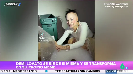 Demi Lovato tira de humor y se disfraza en Halloween de un meme suyo de 2005 en el que parecía calva Demi Lovato tira de humor y se disfraza en Halloween de un meme suyo de 2005 en el que parecía calva