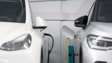 Los vehículos eléctricos tienen menor impacto ambiental durante su vida útil respecto a los coches de gasolina Los vehículos eléctricos tienen menor impacto ambiental durante su vida útil respecto a los coches de gasolina
